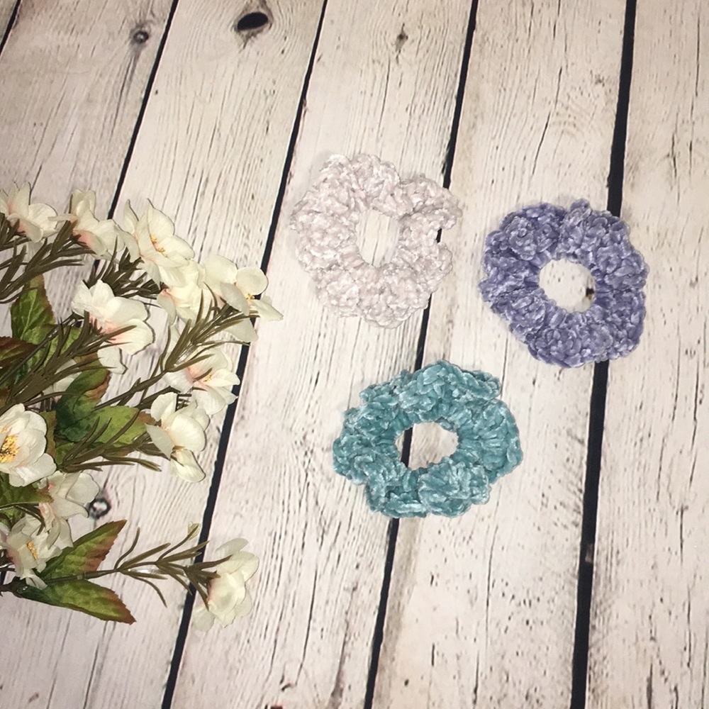 🌼 Crocheted Scrunchies Set of 3